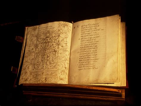 Ejemplo de un libro antiguo con grabados