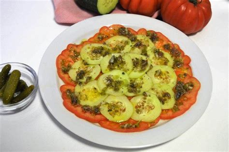 Plato de carpaccio de pepino y tomate decorado