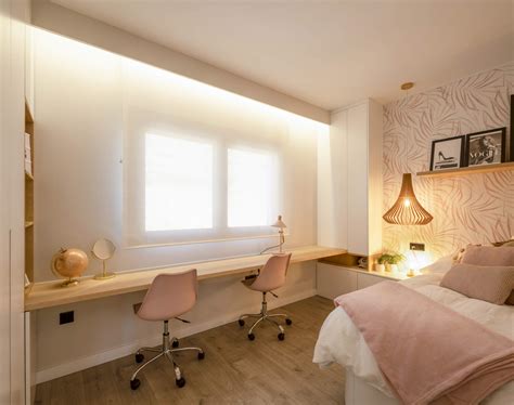 Dormitorio con toques berenjena y contrastes