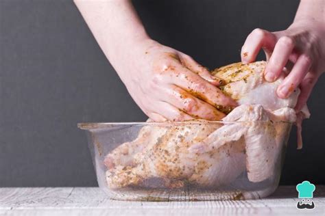 Proceso de marinado y rebozado del pollo para freír
