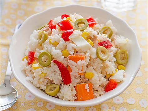 Ensalada de arroz con bonito en pimientos del piquillo