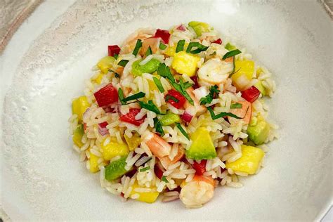 Ensalada de arroz con conservas y gambas