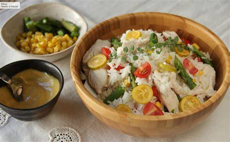 Ensalada de arroz con pollo y espárragos