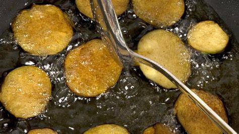 Berenjenas friéndose en aceite caliente