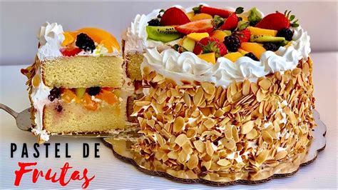 Bizcocho decorado con frosting y frutas