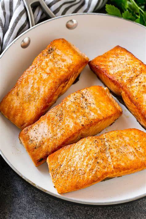 Salmón con miel y ajo en una sartén
