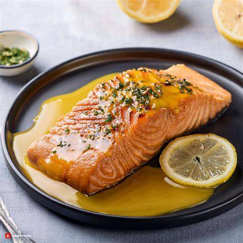 Salmón con miel y ajo servido con limón