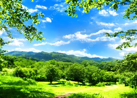 El paisaje verde de Asturias bajo la lluvia y con un día soleado