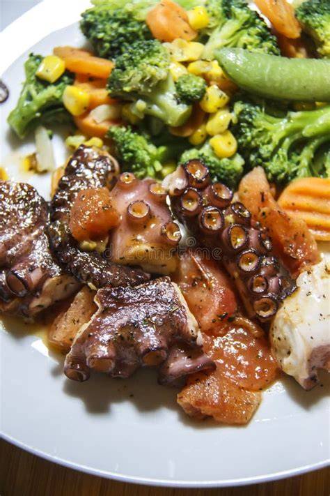 Pulpo al papillote con verduras listo para servir