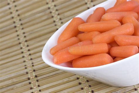 Zanahorias baby frescas en un tazón