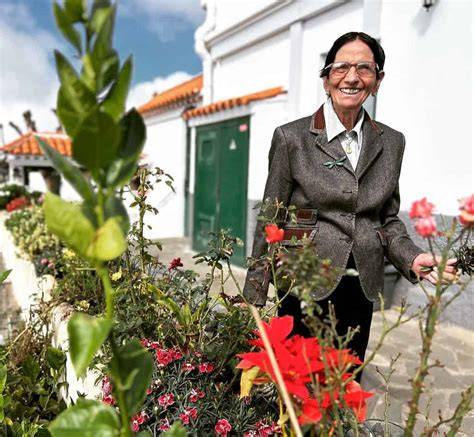 Efigenia Borges en su huerto