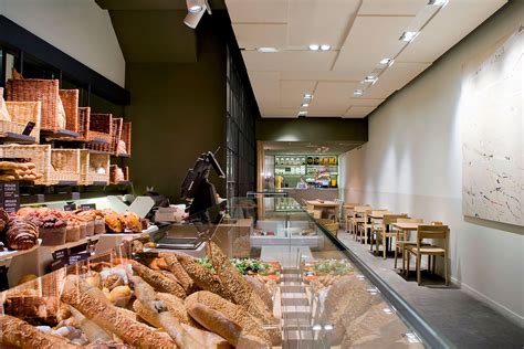 Interior de Panadería Simón con obrador a la vista