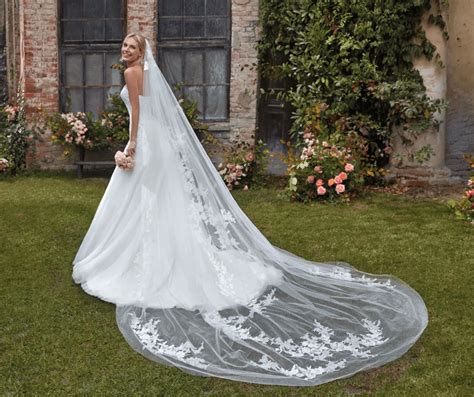 Detalle de un vestido de novia con cola recogida discretamente