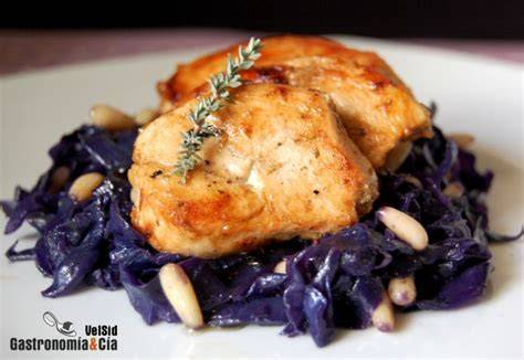 Plato de col lombarda con pechuga de pollo