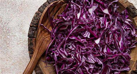 Ingredientes frescos para cocinar col lombarda