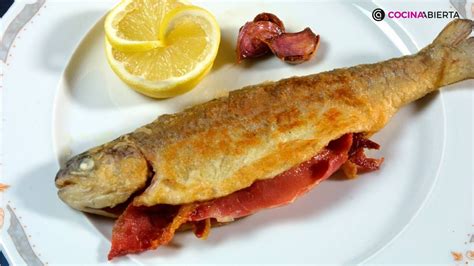Truchas con jamón fritas servidas con ensalada
