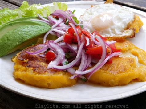Llapingachos dorados en una sartén