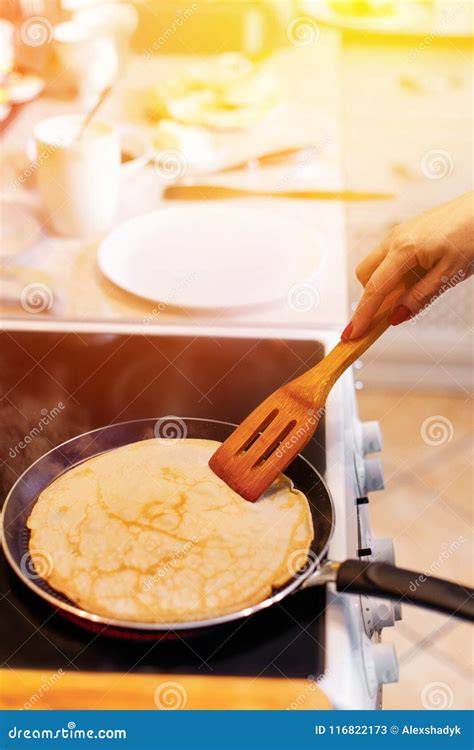 Cocinar crepes en la sartén