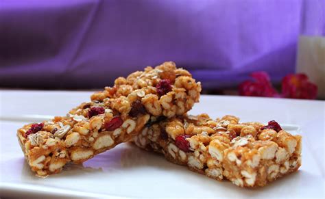 Diferentes tipos de cereales y frutos secos para barritas