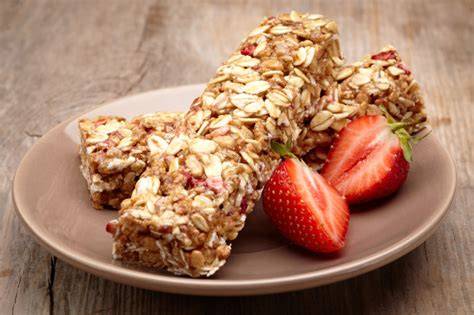 Barritas de cereales de dátiles y avena listas para comer