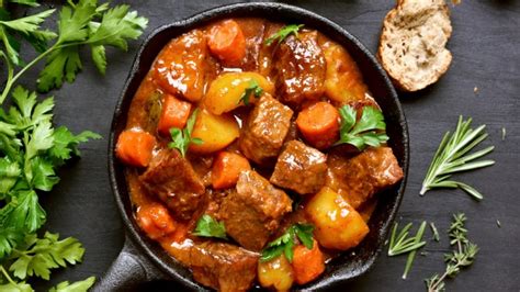 Plato de cordero guisado servido