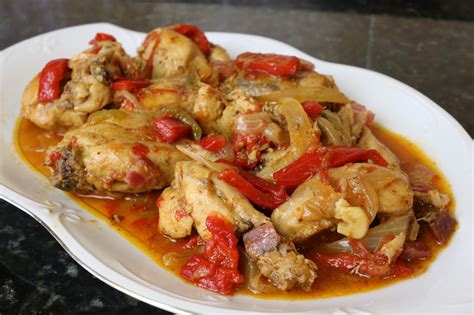 Ingredientes principales del pollo al chilindrón: pollo, pimientos, cebolla y tomate