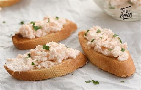 Diferentes formas de servir paté de salmón en una mesa de aperitivos