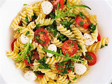 Ensaladas de pasta con diferentes ingredientes