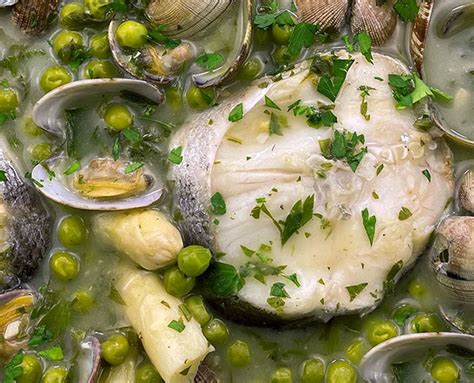 Plato de merluza en salsa verde con almejas y guisantes