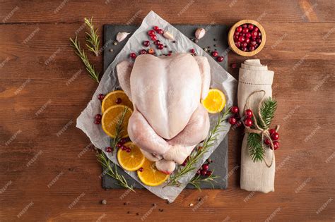 Pollo entero especiado listo para hornear