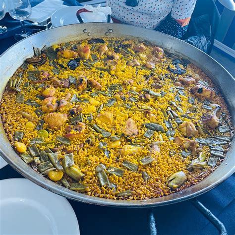 Preparación de paella en un restaurante