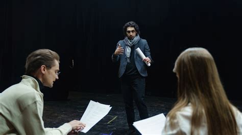 Director de teatro explicando una escena a los actores