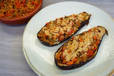 Berenjenas rellenas con soja texturizada en una bandeja de horno