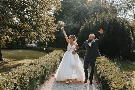 Pareja de novios celebrando su boda en un entorno natural