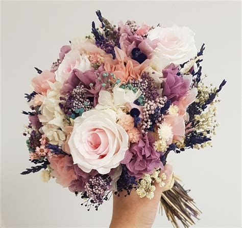 Ramo de novia hecho con un libro antiguo y flores naturales