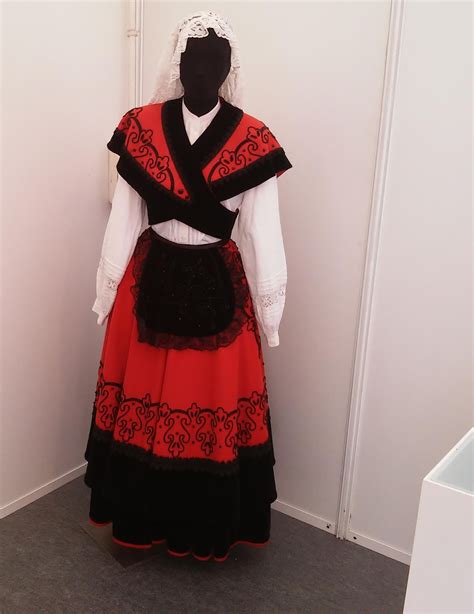 Novia con vestido inspirado en el traje gallego y sombrero