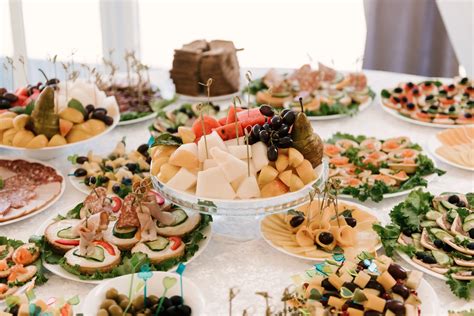 Mesa de comida con croquetas y montaditos en una boda