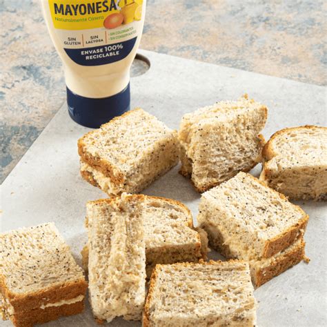 Sándwich de salmón ahumado, hummus y mayonesa