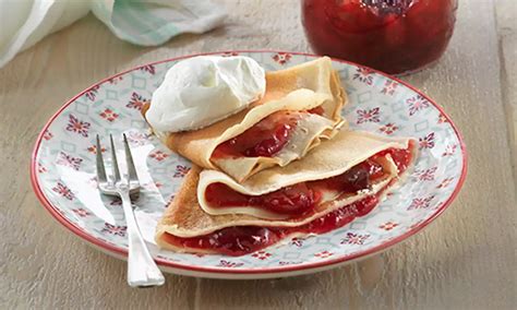 Crepes checos servidos con mermelada y frutas