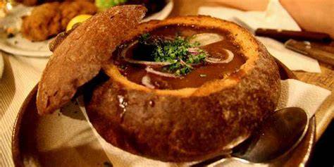 Sopa de goulash checa servida en pan