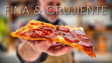 Pizza de masa fina y crujiente de Pizzería Doshornos con ingredientes frescos