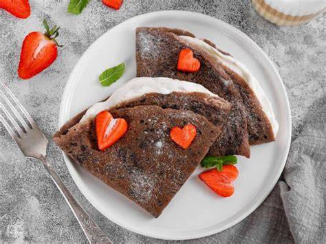 Crepes de chocolate con plátanos fritos con azúcar glass