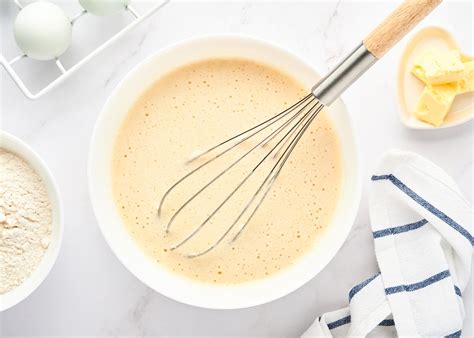 Masa de crepes en un bol