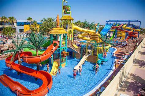 niños disfrutando del parque acuático y toboganes del camping