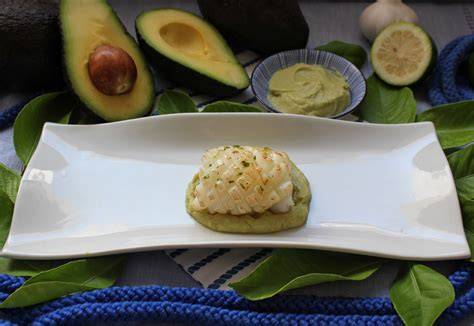 Ingredientes frescos para alioli de aguacate