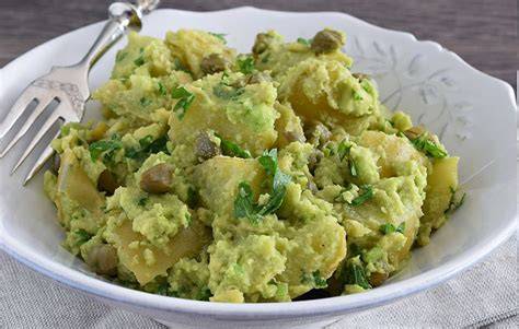 Patatas cocidas con alioli de aguacate y semillas de sésamo