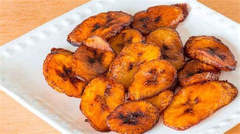 Plátanos maduros friéndose en aceite caliente