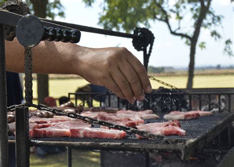 Parrillada al aire libre con diferentes cortes de carne