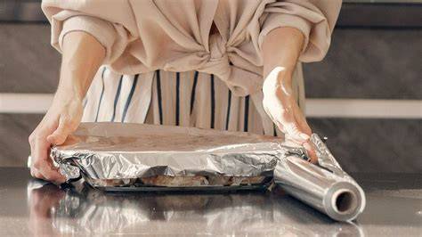 Quiche recién salida del horno con papel de aluminio