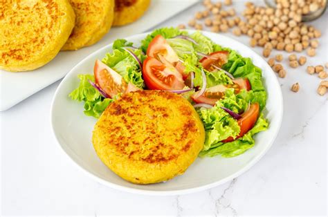 Montaje de hamburguesas de garbanzo en pan pita